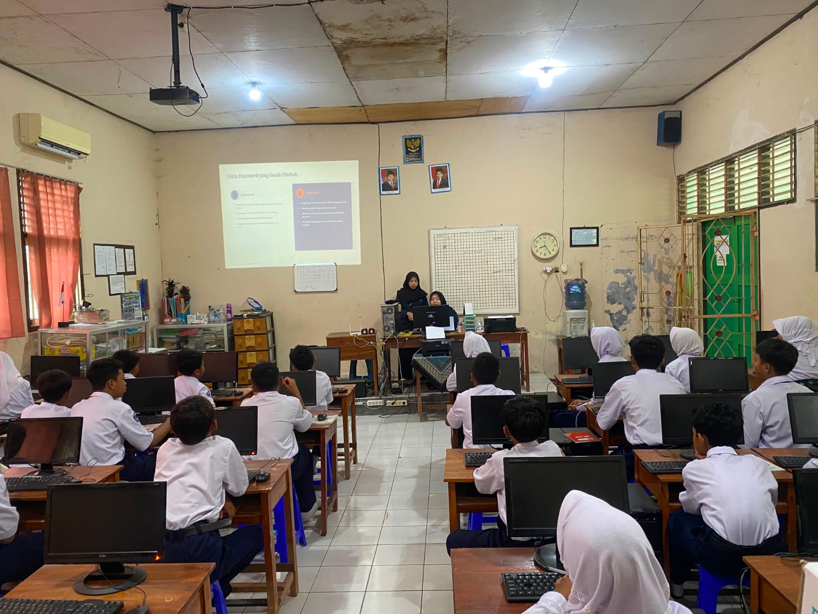 KKN Kelompok 23 Unimus Mengadakan Edukasi Cyber Security & Desain Canva di SMPN 2 Tegowanu