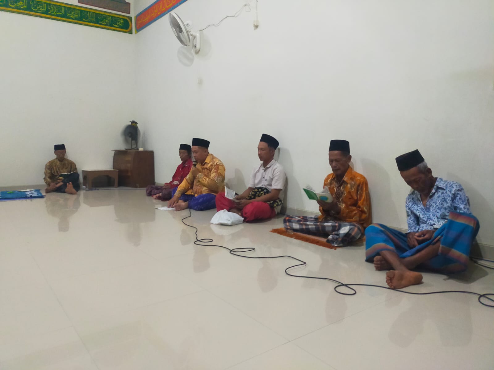 KKN Kelompok 23 Unimus Mengikuti Kegiatan Tahlilan di Mushola Desa Curug