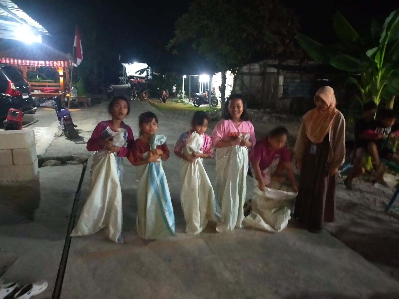 KKN Kelompok 23 Unimus Mengadakan Kegiatan Lomba Balap Karung di Halaman Rumah Mbah Lurah