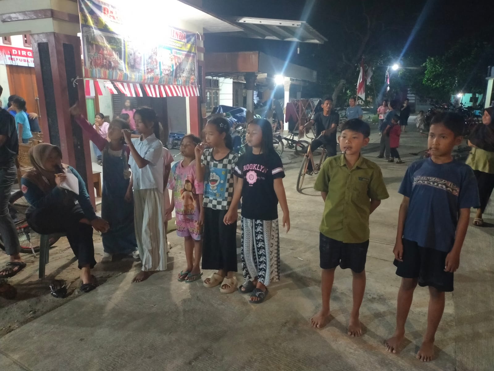 KKN Kelompok 23 Unimus Mengadakan Kegiatan Lomba Balap Kelereng di Halaman Rumah Mbah Lurah