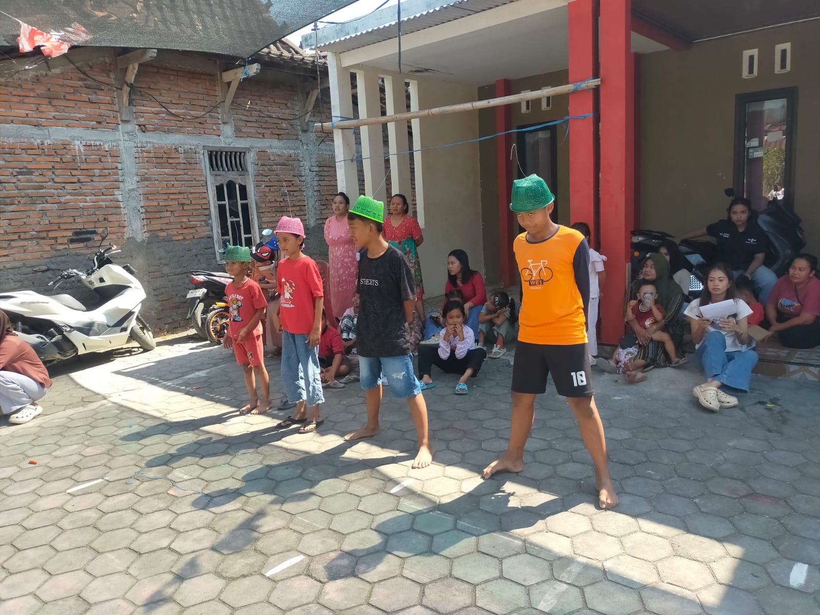 KKN Kelompok 23 Unimus Mengadakan Kegiatan Lomba Cukurukuk di Halaman Rumah Pak Carik