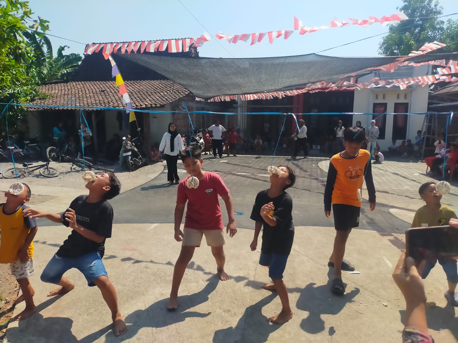 KKN Kelompok 23 Unimus Mengadakan Kegiatan Lomba Makan Kerupuk di Halaman Rumah Pak Carik
