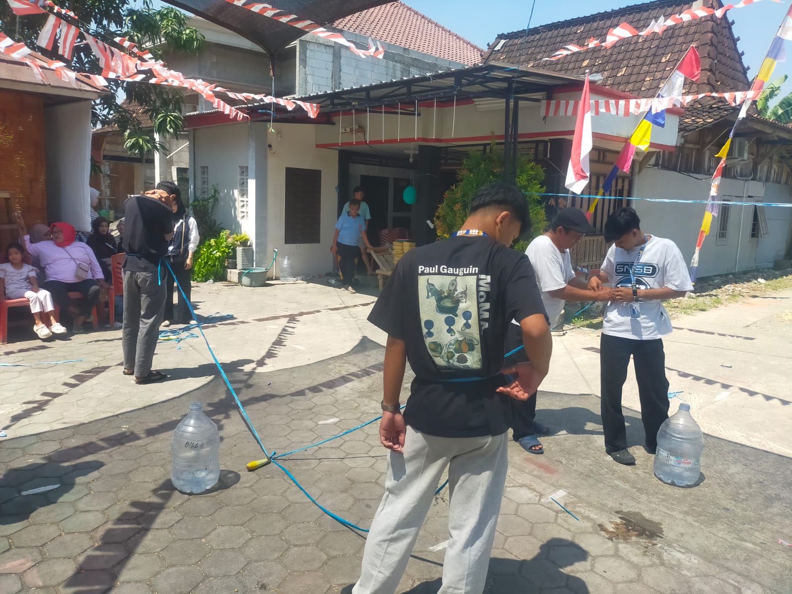 KKN Kelompok 23 Unimus Mengikuti Kegiatan Lomba Memasukkan Terong di Halaman Rumah Pak Carik