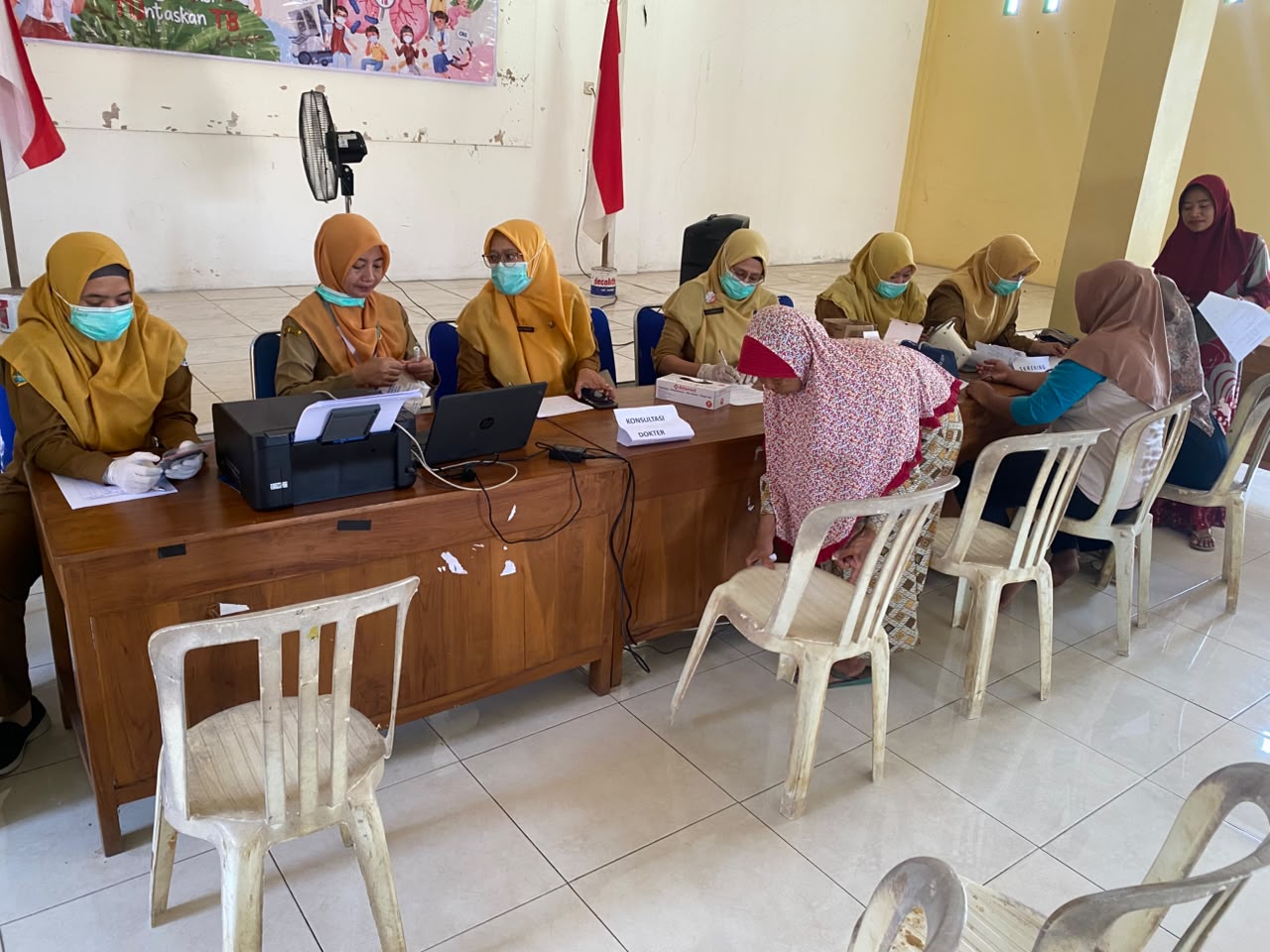 KKN Kelompok 23 Unimus Membantu Kegiatan Pemeriksaan TBC di Balai Desa Curug