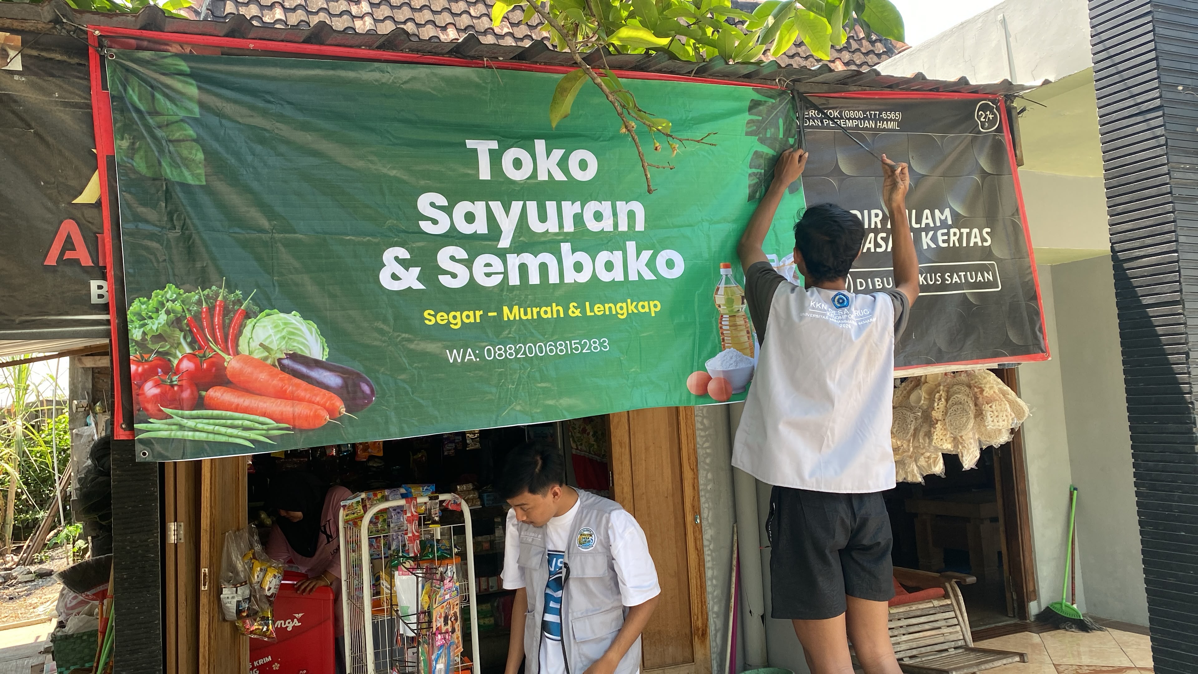 KKN Kelompok 23 Unimus Mengadakan Pemasangan Banner UMKM Warung Sembako