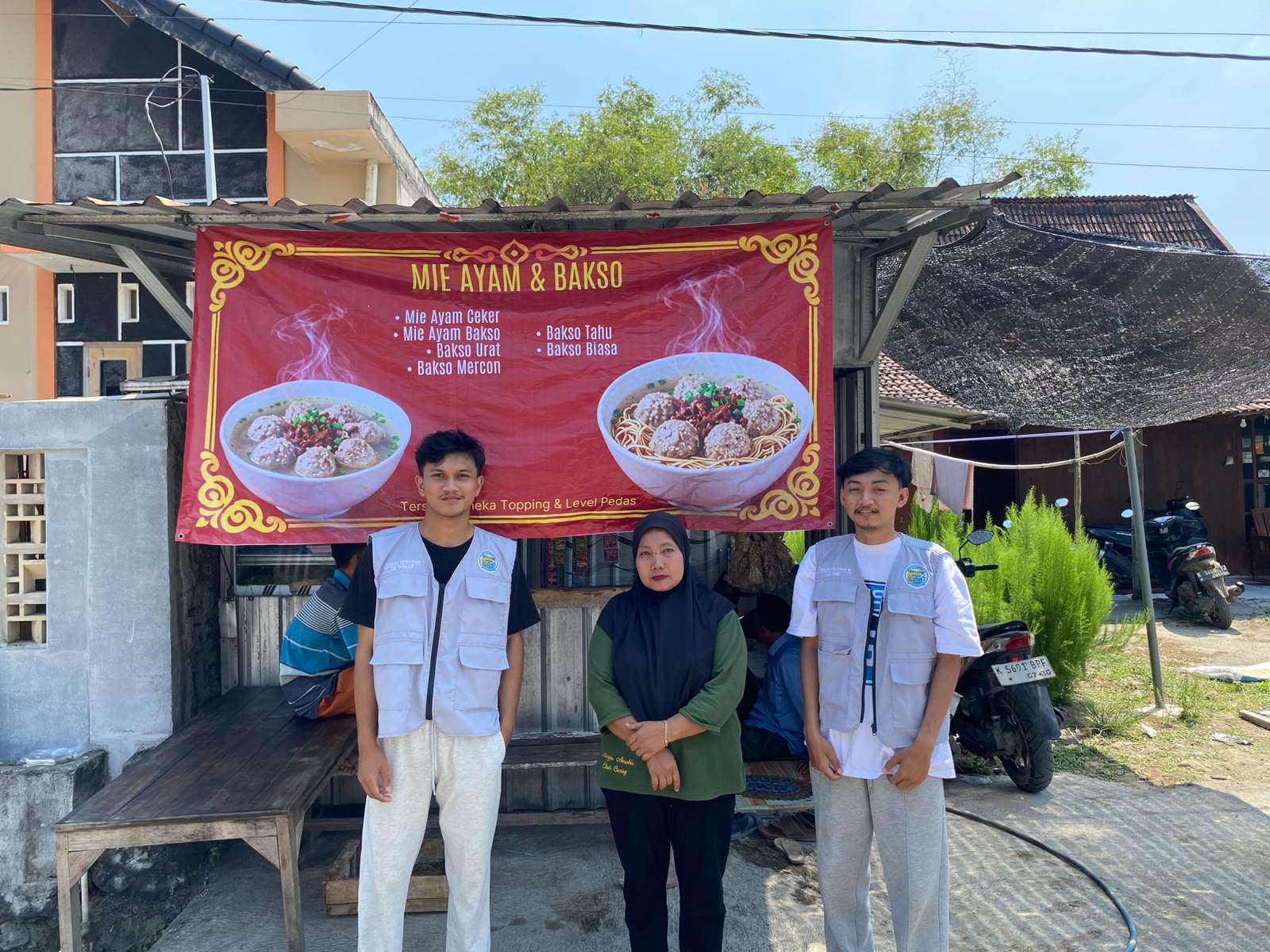 KKN Kelompok 23 Unimus Mengadakan Pemasangan Banner UMKM Warung Mie Ayam