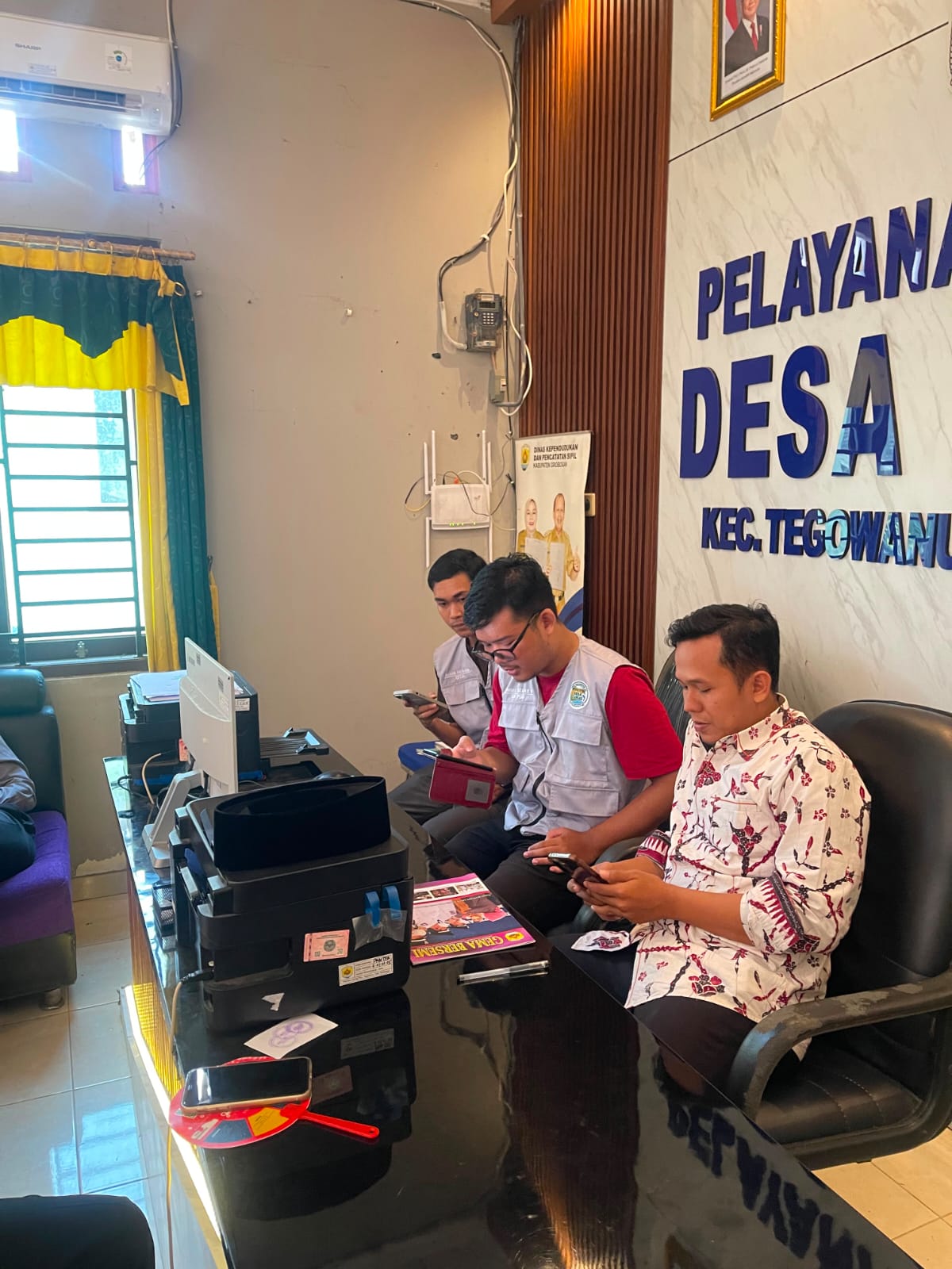 KKN Kelompok 23 Unimus Membantu Menginput Data Warga di Kantor Balai Desa Curug