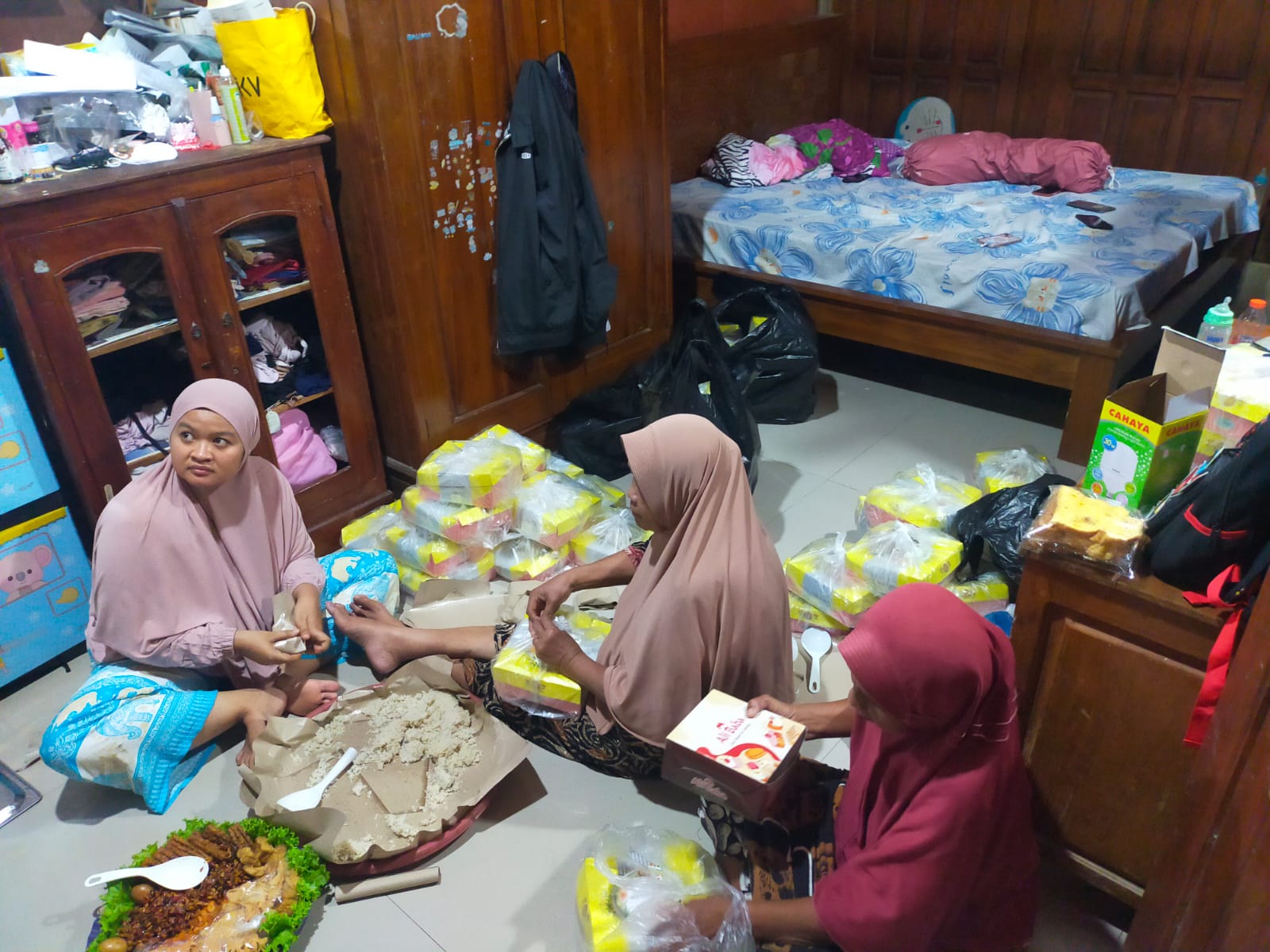 KKN Kelompok 23 Unimus Membantu Membagikan Nasi Kotak Pengajian di Rumah Mbah Lurah