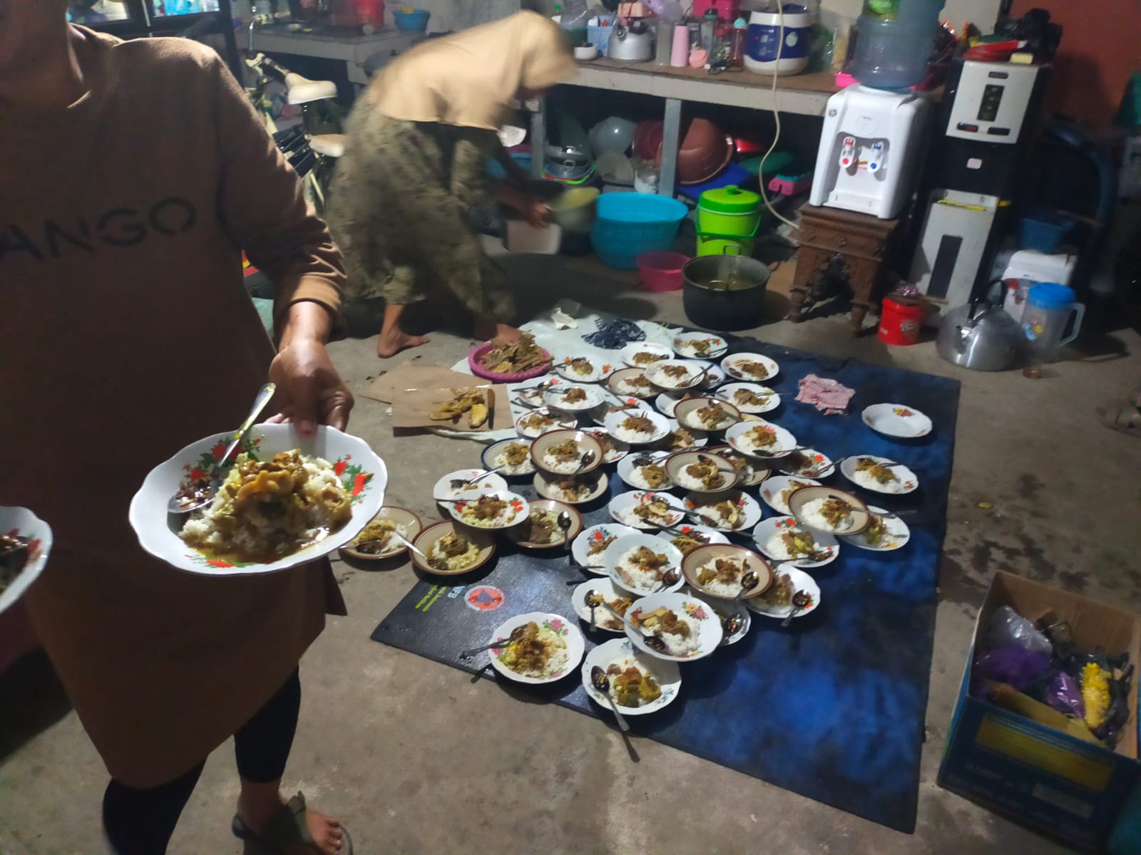 KKN Kelompok 23 Unimus Membantu Membagikan Makanan Pengajian di Rumah Mbah Lurah
