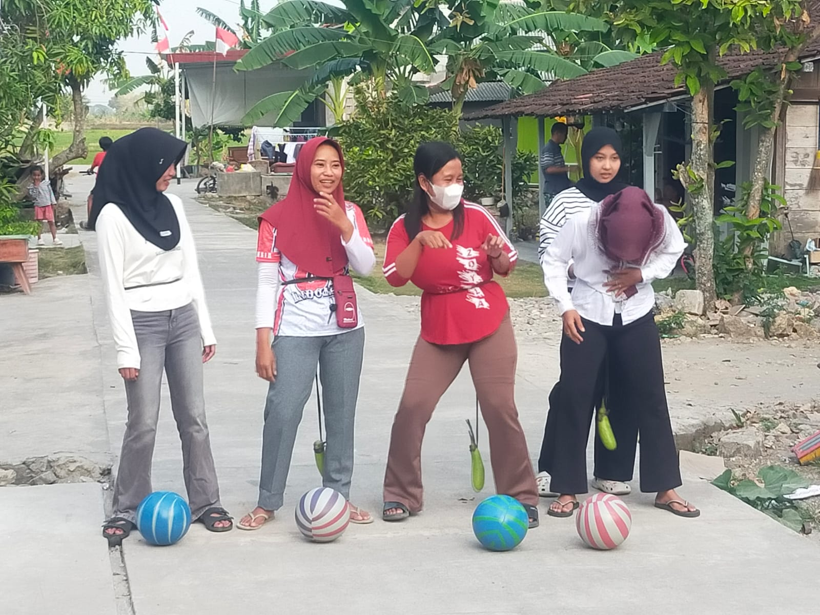 KKN Kelompok 23 Unimus Mengadakan Lomba Sepak Bola Terong di Halaman Rumah Mbah Lurah