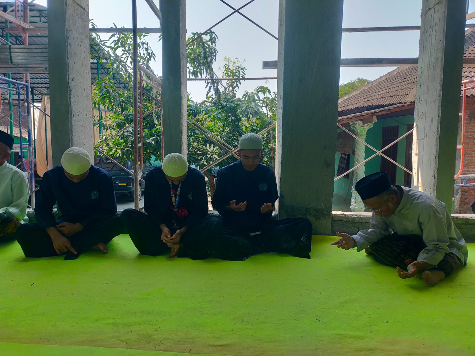 KKN Kelompok 23 Unimus Membantu Doa di Pengajian Pondok Pesantren